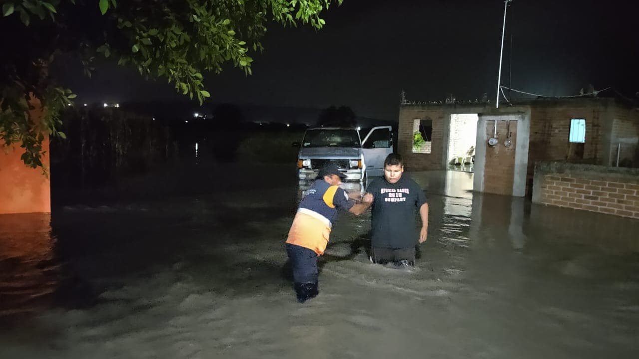 Ante las inundaciones en algunas comunidades en el municipio de Abasolo, el Gobierno del Estado de Guanajuato mantiene vigilancia permanente en la zona para evitar mayores afectaciones y se evacuaron más de mil personas a lugares seguros.