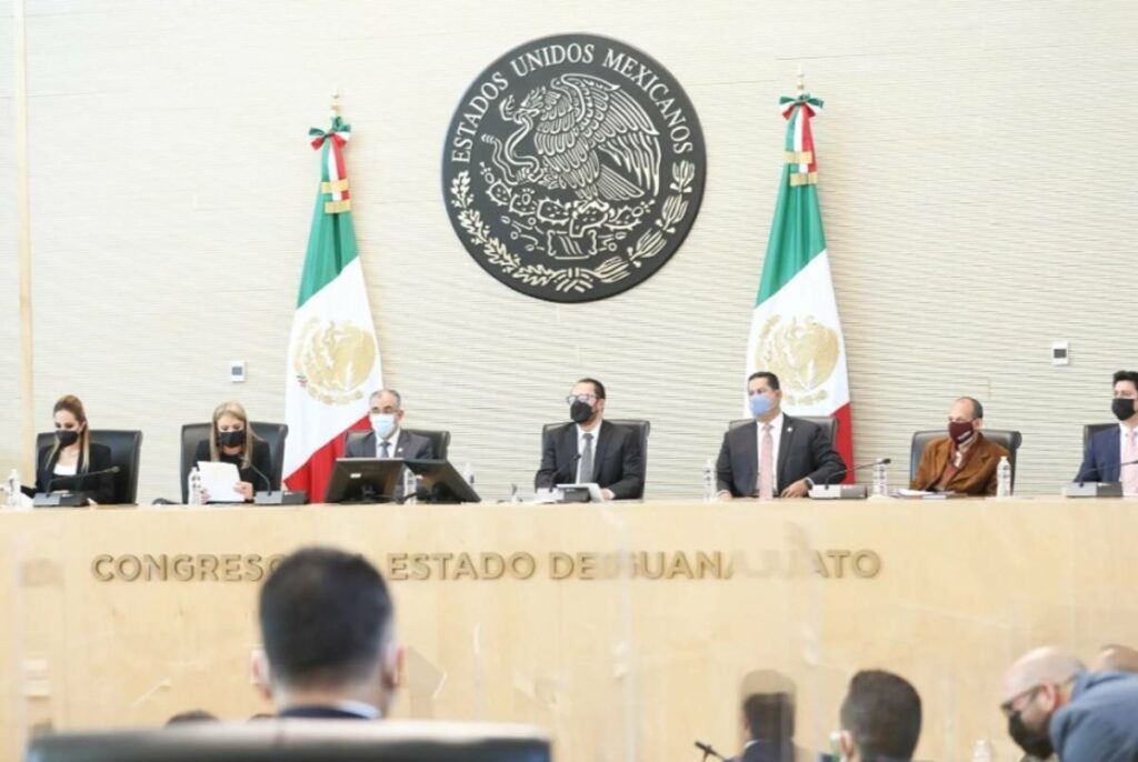 Diego Sinhue Rodríguez Vallejo, al participar en la Sesión Solemne de Instalación y Apertura del primer año de ejercicio del Periodo ordinario de sesiones de la 65 Legislatura del Congreso del Estado.