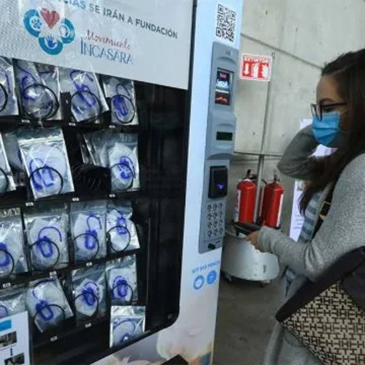 Colocan en Poliforum, durante el Congreso Veterinario de León, máquinas despachadoras de mascarillas NK95 y gel antibacterial.