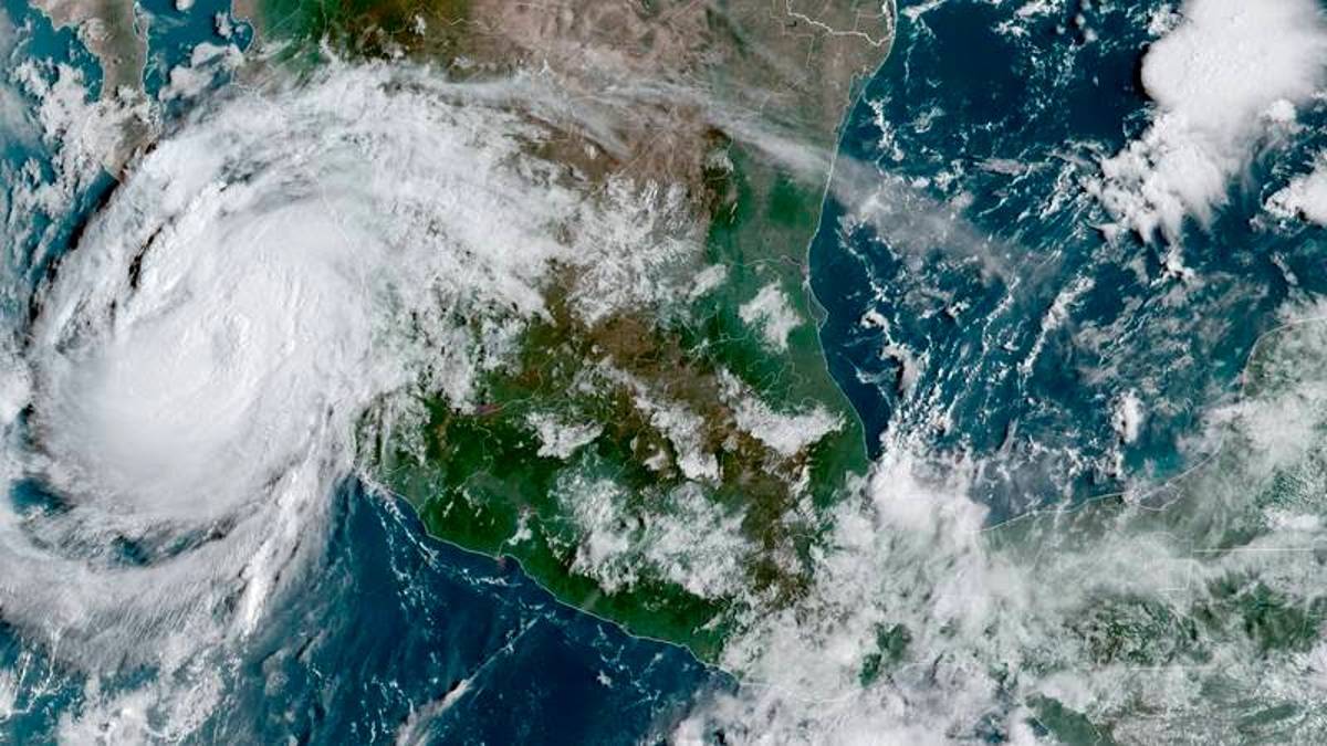 La tormenta tropical Olaf continúa intensificándose y la tarde de este jueves podría convertirse en huracán categoría 1 frente a Baja California Sur.