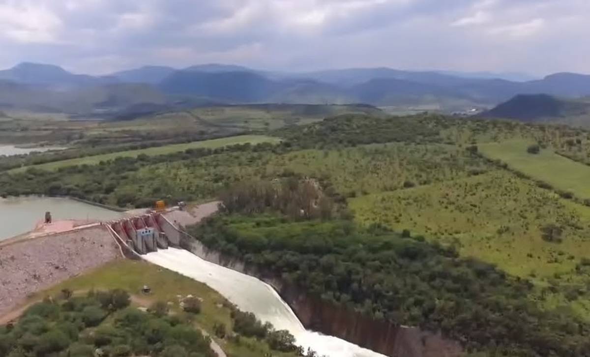 La Presa Solís ubicada en el cauce Río Lerma del municipio de Acámbaro, Guanajuato, no solo es la presa más grande del estado, con un volumen de 800 millones de metros cúbicos, si no que tiene 10 veces más capacidad de almacenamiento que la presa de “El Zapotillo”