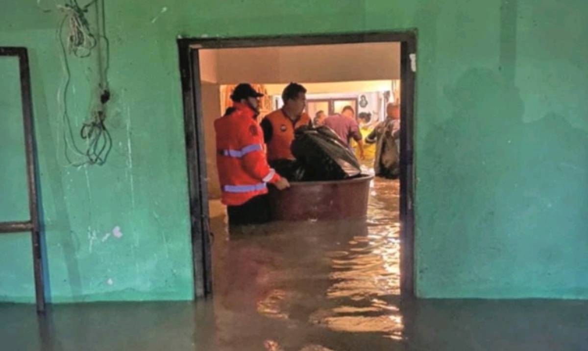 El desbordamiento de ríos y arroyos inundó cientos de viviendas y tierras agrícolas en los municipios de Abasolo, Irapuato, Apaseo el Grande y Villagrán.
