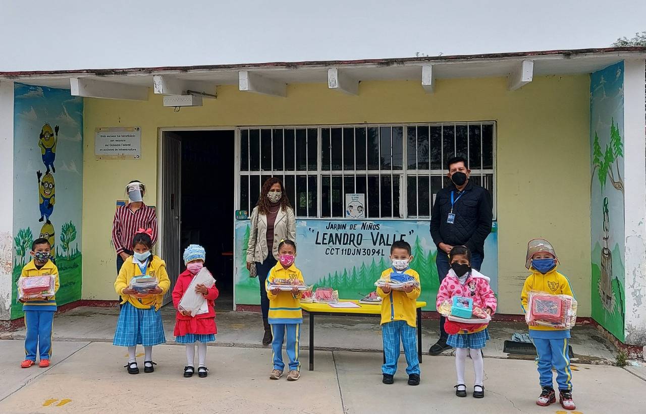 La Secretaría de Educación de Guanajuato, a través de su Voluntariado, realizó la distribución de 1 mil 500 paquetes de útiles escolares a estudiantes de los ocho municipios que integran la región Noreste, con la finalidad de facilitar herramientas para que continúen con su formación académica.
