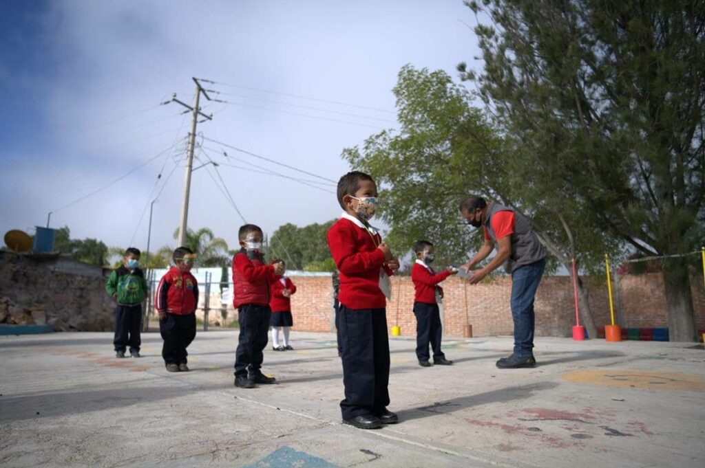 La Secretaría de Educación de Guanajuato, a través de su Voluntariado, realizó la distribución de 1 mil 500 paquetes de útiles escolares a estudiantes de los ocho municipios que integran la región Noreste, con la finalidad de facilitar herramientas para que continúen con su formación académica.