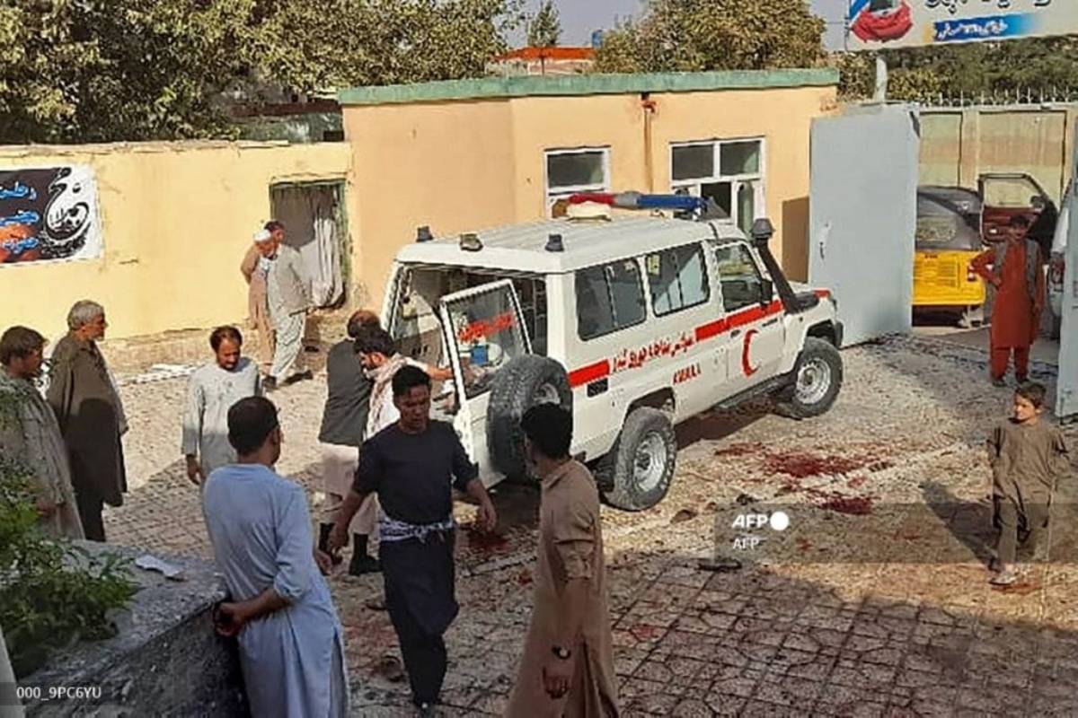 Al menos ochenta personas murieron y unas cien resultaron heridas este viernes, en un atentado contra una mezquita chií llena de fieles durante los concurridos rezos del día, en la provincia de Kunduz, Afganistán