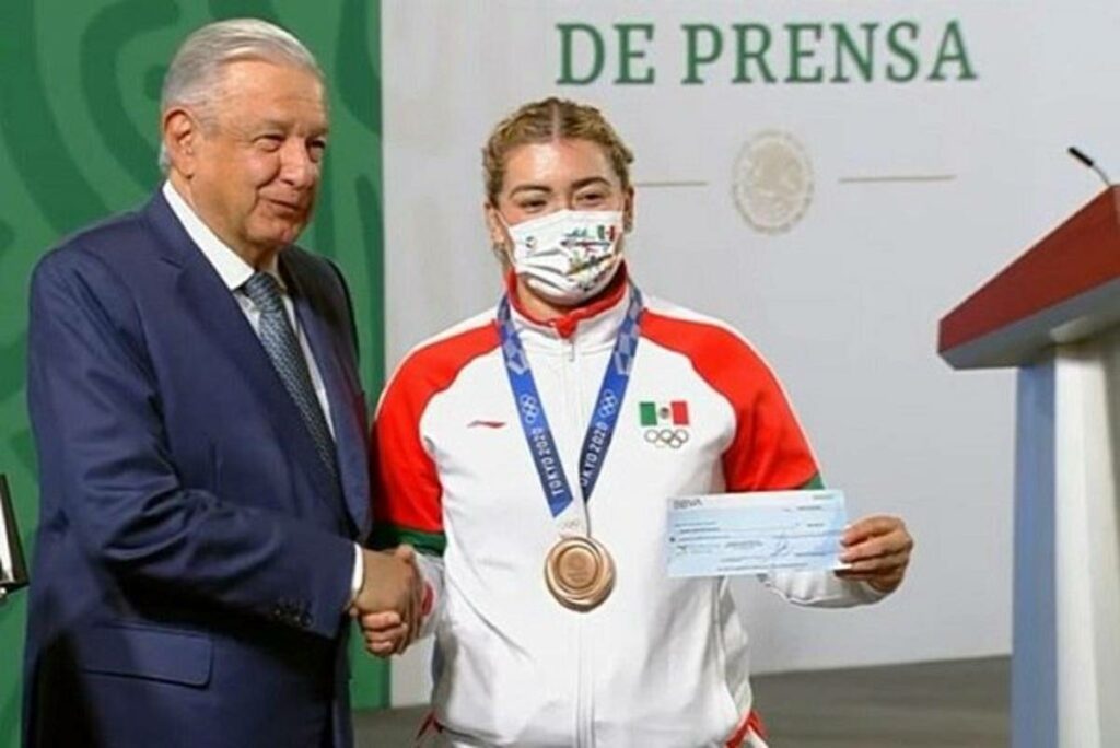 Aremi Fuentes, medallista de bronce en los Juegos Olímpicos de Tokio 2020, informó que al día de hoy ninguna autoridad del gobierno de Baja California se ha puesto en contacto con ella para informarle sobre el apoyo económico de 50 mil pesos