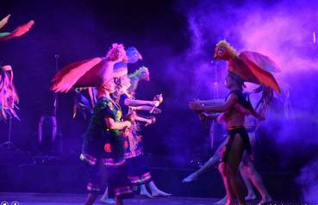 Un espectáculo lleno de luz, color y alegría donde la gran riqueza de las tradiciones se mezclaron con diversos elementos para brindar una noche sin igual en la explanada de la Alhóndiga de Granaditas a cargo del Ballet Folklórico de la Universidad de Guanajuato.