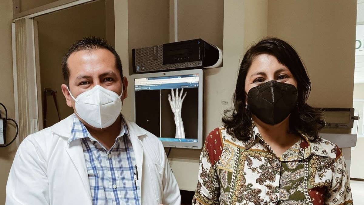 Médicos del Instituto Mexicano del Seguro Social (IMSS) evitaron una amputación de la mano derecha de una mujer de 35 años de edad tras extirparle un tumor de células de 10 centímetros