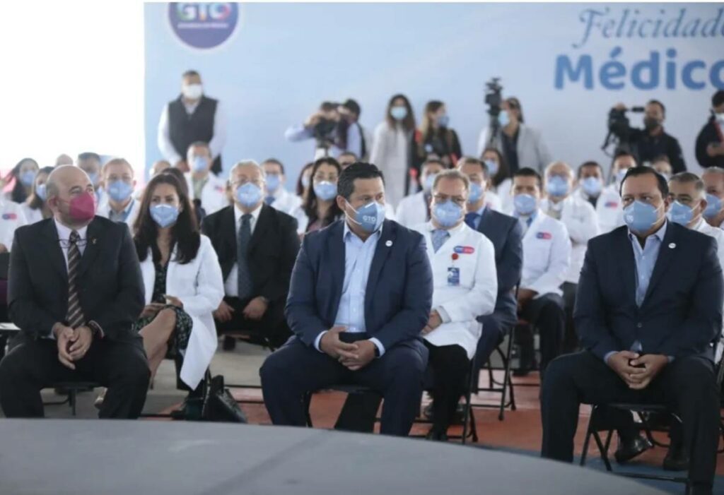 En el marco de la conmemoración del Día del Médico; el Gobernador, Diego Sinhue Rodríguez Vallejo, hizo un reconocimiento a los más de 24 mil trabajadores del ISAPEG