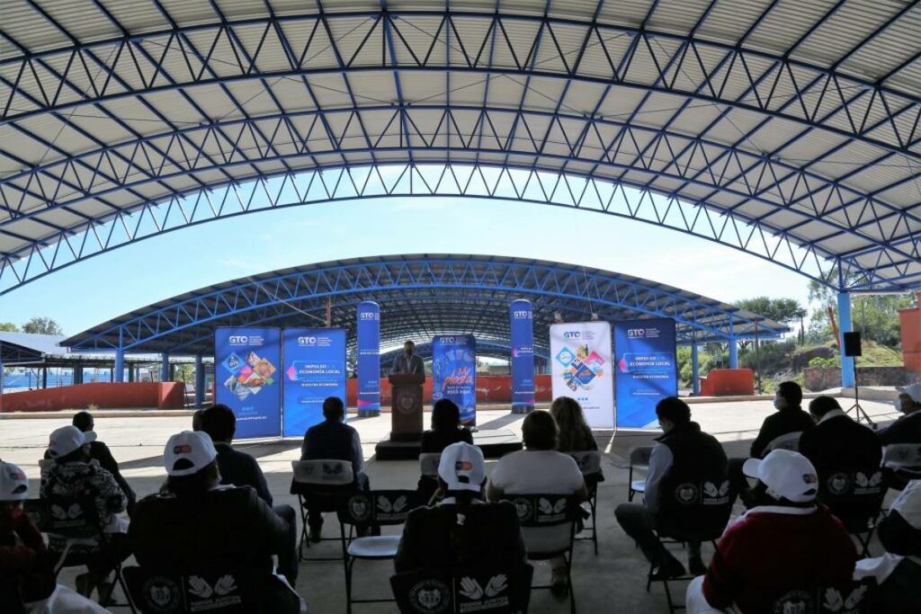 A través del programa de Fortalecimiento a Centros de Abasto Social “Mi Plaza”, la Secretaría de Desarrollo Económico Sustentable hizo entrega de la quinta etapa de rehabilitación del tianguis municipal de San Miguel de Allende