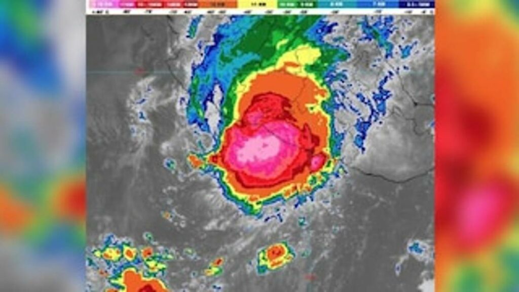 El huracán Rick tocó tierra en Guerrero durante la madrugada de este lunes, informó el Servicio Meteorológico Nacional (SMN), que advirtió de lluvias extraordinarias para Michoacán y Guerrero.