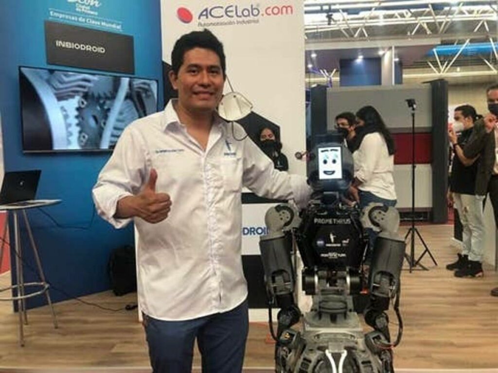 Tiene extremidades, un torso, usa zapatos y hasta una cara con una sonrisa, pero este ser no es humano, de hecho ni si quiera tiene vida, pero sí goza de inteligencia artificial, es un robot humanoide, el primero creado en Guanajuato.