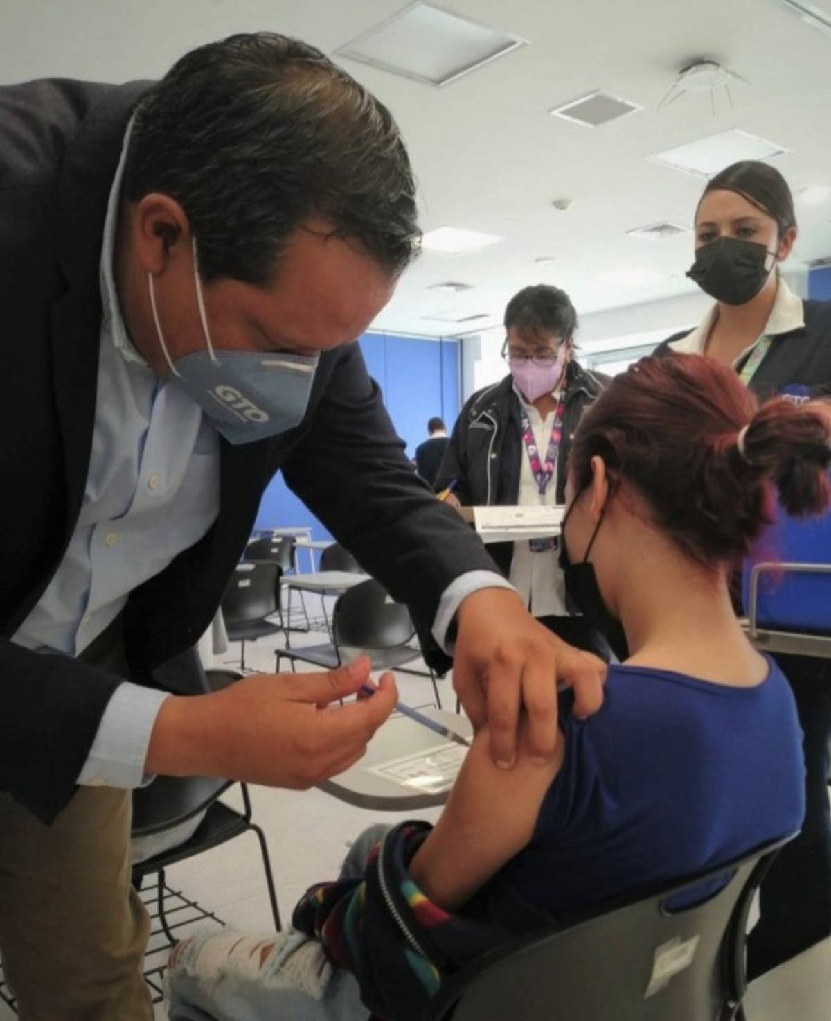Desde el Hospital General de León el Secretario de Salud en Guanajuato, Dr. Daniel Díaz Martínez aplicó la primera vacuna a menores de 12 a 17 años con comorbilidades