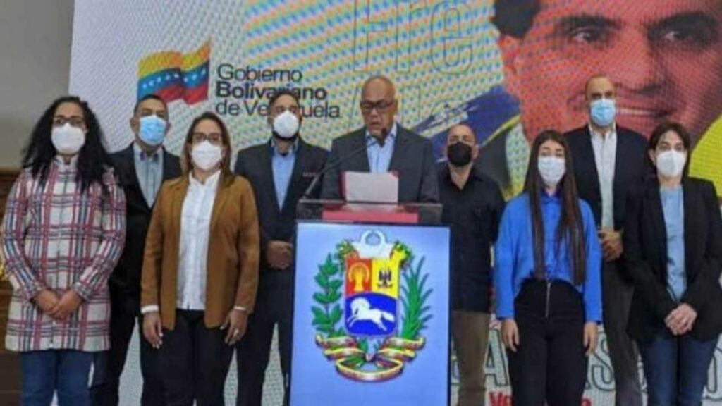 La delegación del gobierno de Venezuela suspendió su participación en el proceso de diálogo con la oposición en México tras la extradición a Estados Unidos del empresario colombiano Alex Saab, muy cercano al presidente Nicolás Maduro.