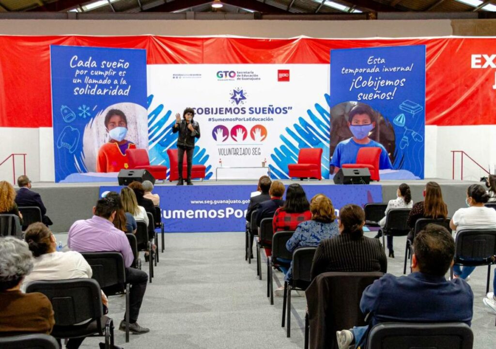 Voluntariado de la Secretaría de Educación de Guanajuato, SEG, arrancó la campaña invernal 2021, “Cobijemos Sueños”, la cual tiene como objetivo recabar cobijas, ropa abrigadora, calzado térmico y juguetes nuevos