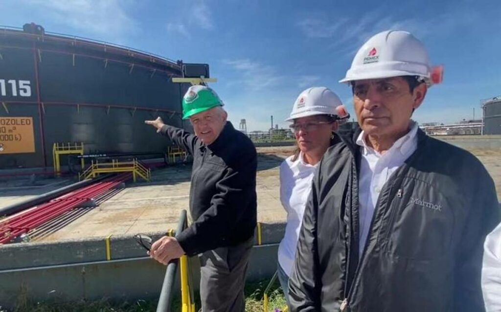 Pasadas las 10:20 horas llegó Andrés Manuel López Obrador a la refinería "Ing Antonio M. Amor" como parte de su gira de trabajo en las refinerías del país.