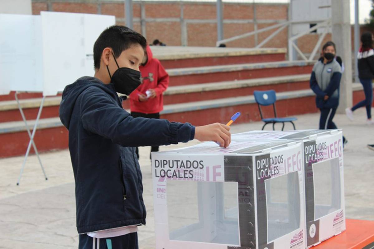 La cultura de la democracia participativa empieza desde las aulas. Por ello, la Secretaría de Educación de Guanajuato (SEG) y el Instituto Electoral del Estado de Guanajuato (IEEG) trabajan de manera conjunta en secundarias de Guanajuato aplicando el ejercicio democrático con el modelo “República Escolar”.