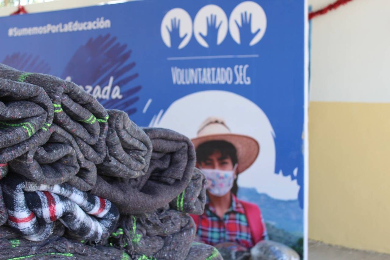 En beneficio de estudiantes vulnerables del estado y sus familias, el Voluntariado de la Secretaria de Educación de Guanajuato, SEG, inició la entrega de cobijas, ropa abrigada y calzado térmico recaudados como parte de la campaña invernal «Cobijemos Sueños».