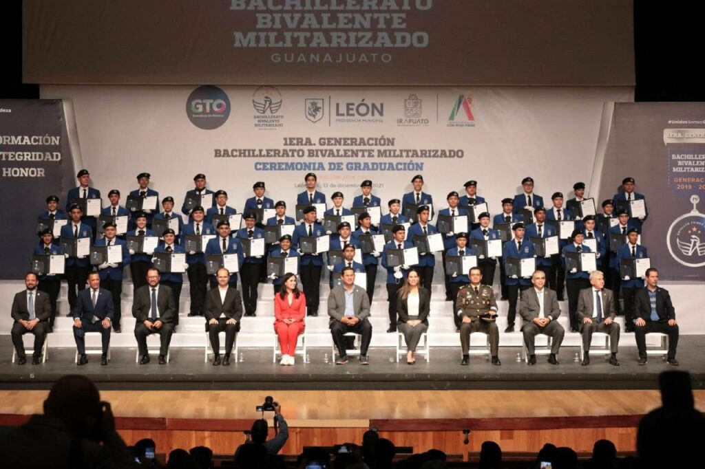 Diego Sinhue Rodríguez, encabezó la ceremonia de graduación de la primera generación del Bachillerato Bivalente Militarizado “Batallón Primer Ligero”, planteles Irapuato y León
