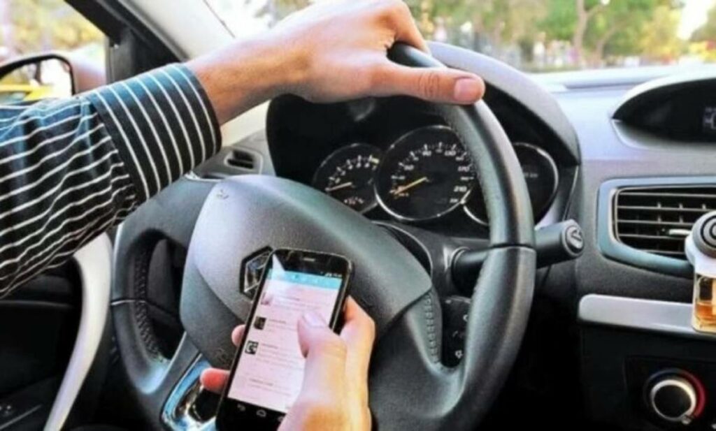 Poco antes de concluir el año la Dirección de Policía Vial ha emitido 12 mil 658 infracciones por el uso de distractores al momento de conducir.