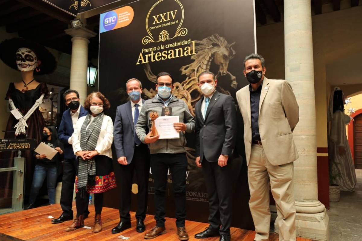 El Secretario de Desarrollo Económico Sustentable (SDES) encabezó la premiación del XXIV Concurso Artesanal por el premio a la Creatividad Artesanal 2021