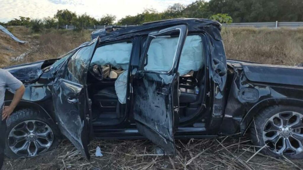 La camioneta de Eduin Caz, vocalista de grupo musical Grupo Firme, estuvo involucrada en un fuerte accidente automovilístico en Culiacán, Sinaloa