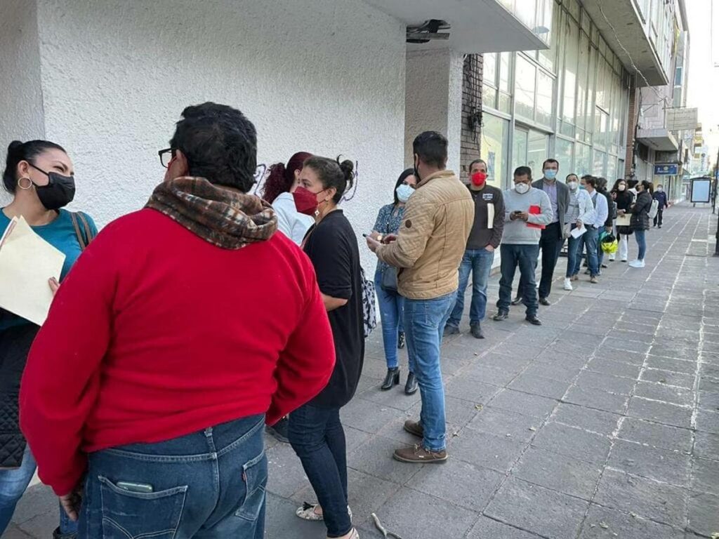 Por segunda ocasión, el Comité municipal del PRI en León inició la tramitación masiva de amparos para vacunar contra el covid-19 a niños de 5 a 13 años, donde el primer día registraron 100 solicitudes, informó el partido a través de un comunicado. 