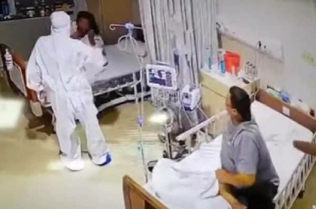 Una paciente vivió momentos de terror luego de confundir a un médico, que usaba un traje de protección, con un aterrador fantasma que se acercaba hasta su cama.