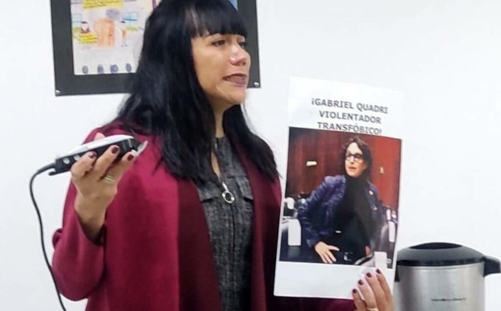 La diputada transgénero Salma Luévano se rapó la cabeza en protesta contra el “discurso de odio” que a su juicio ha enarbolado el legislador panista Gabriel Quadri contra la comunidad transexual.