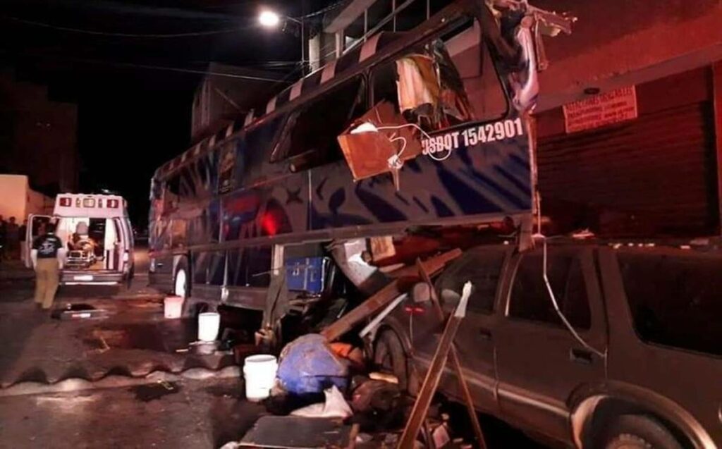 Durante un aparatoso accidente de un camión contra una vivienda, al menos cinco personas perdieron la vida.