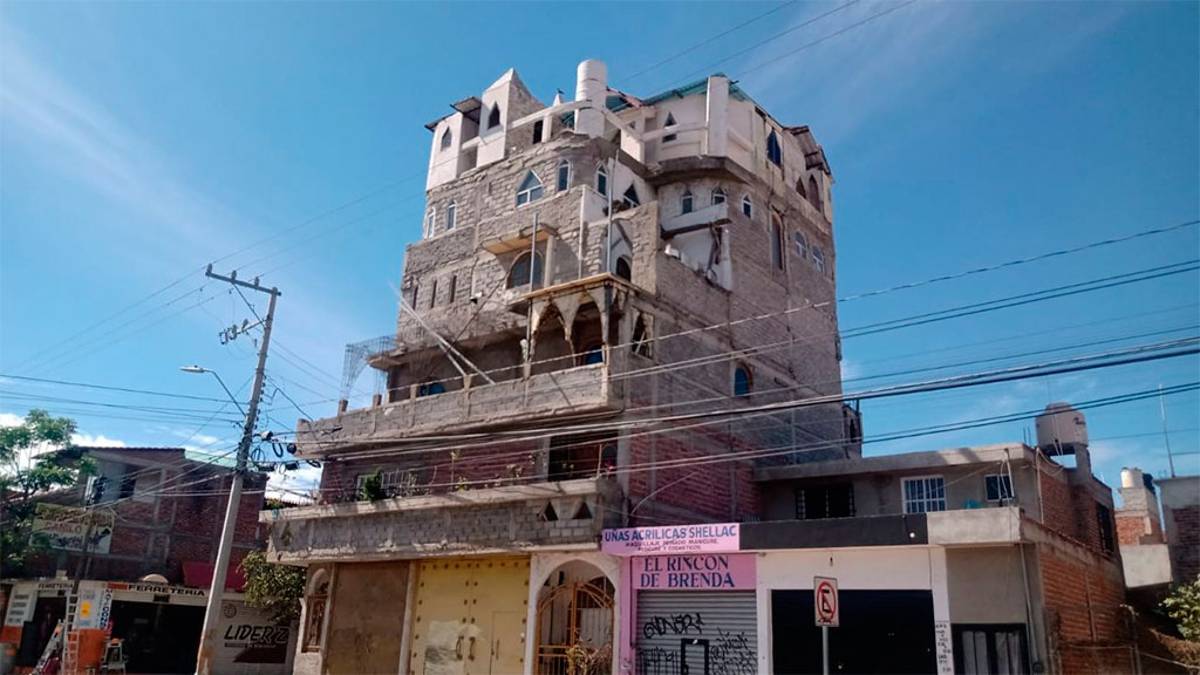 La cuenta de Twitter “Edificios Feos” difundió imágenes de un domicilio de León, Guanajuato, el Castillo Dizney al que catalogó como el más feo de América Latina otorgándole simbólicamente el premio Feitzker Prize 2021.