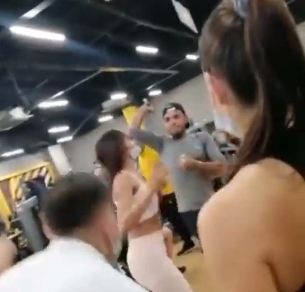 Hombre y mujer pelean por una máquina en un gimnasio y él le rompe la cabeza con su celular.