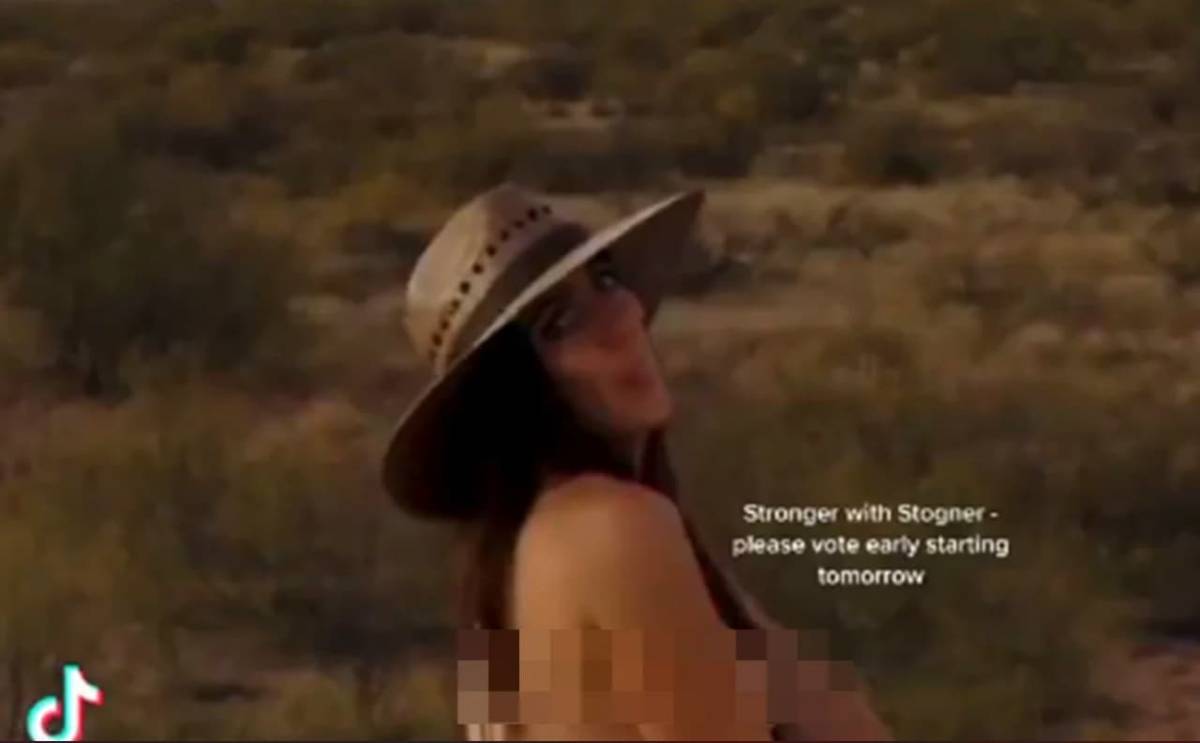 Sarah Stogner, candidata para ser integrante de la Comisión de Ferrocarriles de Texas, desató polémica al posar semidesnuda para un promocional de su campaña.