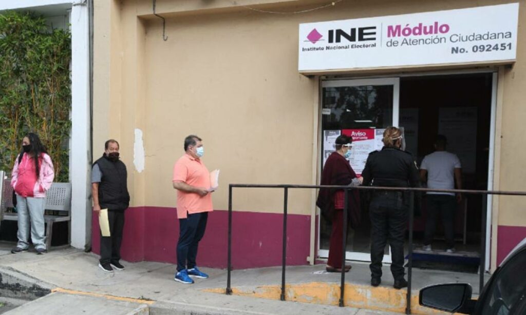 El INE en Guanajuato informó que a través de los 15 Consejos Distritales ubicados en todo el estado, insacularon a 14 mil 010 ciudadanas y ciudadanos para la Revocación de Mandato