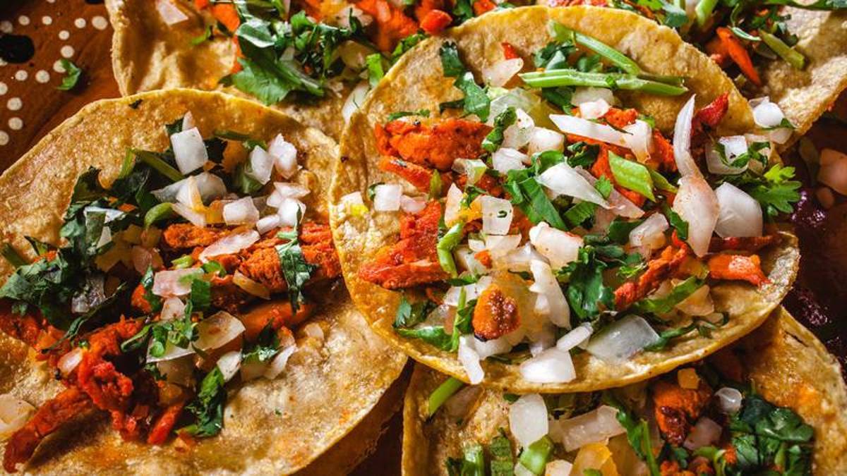 Los tacos son una manera de comer, también son un platillo. Su sabor define territorios, alivia el antojo y desde el 2007 tiene su celebración cada 31 de marzo: el Día del Taco en México.
