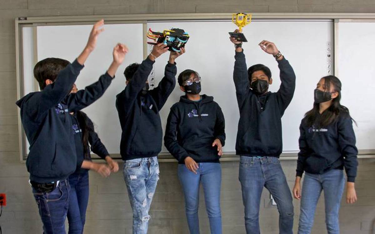 Alumnos y docentes de la escuela de la escuela secundaria de Talentos Guanajuato Azteca, volvieron a destacarse luego de participar en la segunda competencia de robótica “FIRST LEGO Leagues México”