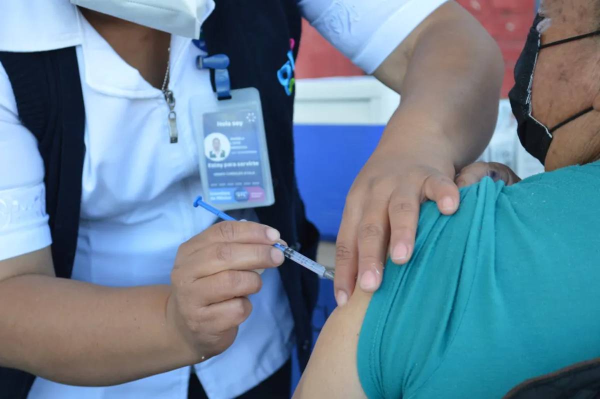 La jornada de vacunación de refuerzo contra covid-19 para adultos de 18 a 39 años llegará una vez más a seis municipios de Guanajuato, en la cual se contarán con 138 mil 500 dosis del biológico AstraZeneca.