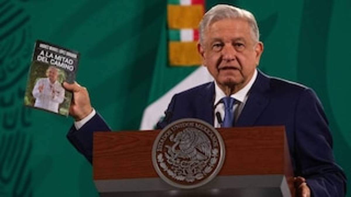 López Obrador presumió que su libro A la mitad del camino, publicado por Editorial Planeta, ha vendido más de 200 mil copias