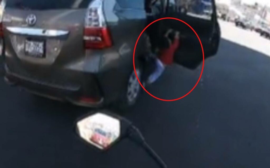 A través de TikTok se dio a conocer un vídeo donde un motociclista graba en una vialidad de Puebla, donde se observa el momento en el que un niño queda colgando de la puerta de una camioneta