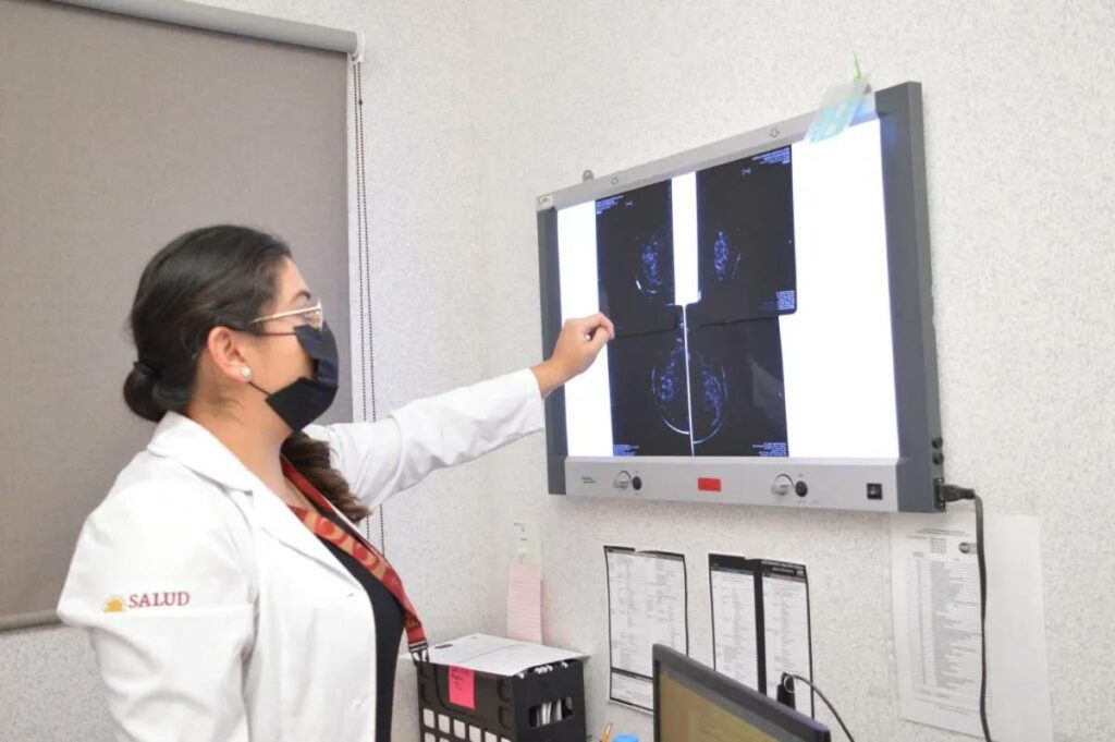 El personal del Hospital Comunitario de Purísima del Rincón que suman más de 225 profesionales de la salud, fue reconocido por la Secretaría de Salud por haber sido reconvertido para la atención de pacientes COVID-19.
