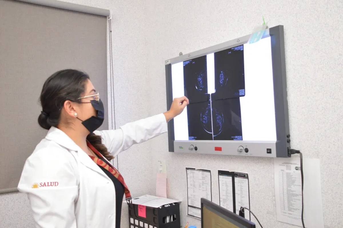 El personal del Hospital Comunitario de Purísima del Rincón que suman más de 225 profesionales de la salud, fue reconocido por la Secretaría de Salud por haber sido reconvertido para la atención de pacientes COVID-19.