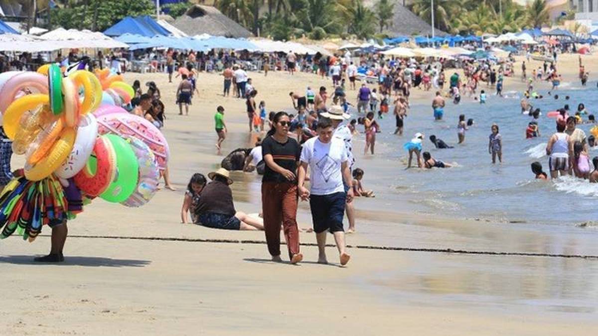 Como es tradición de esta época, muchas familias buscan escapar de la rutina yendo a alguna de las las decenas de playas que hay en México.