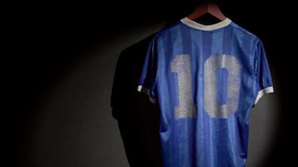 La camiseta de la selección argentina que lució Diego Armando Maradona y anotó con la Mano de Dios está en subasta.
