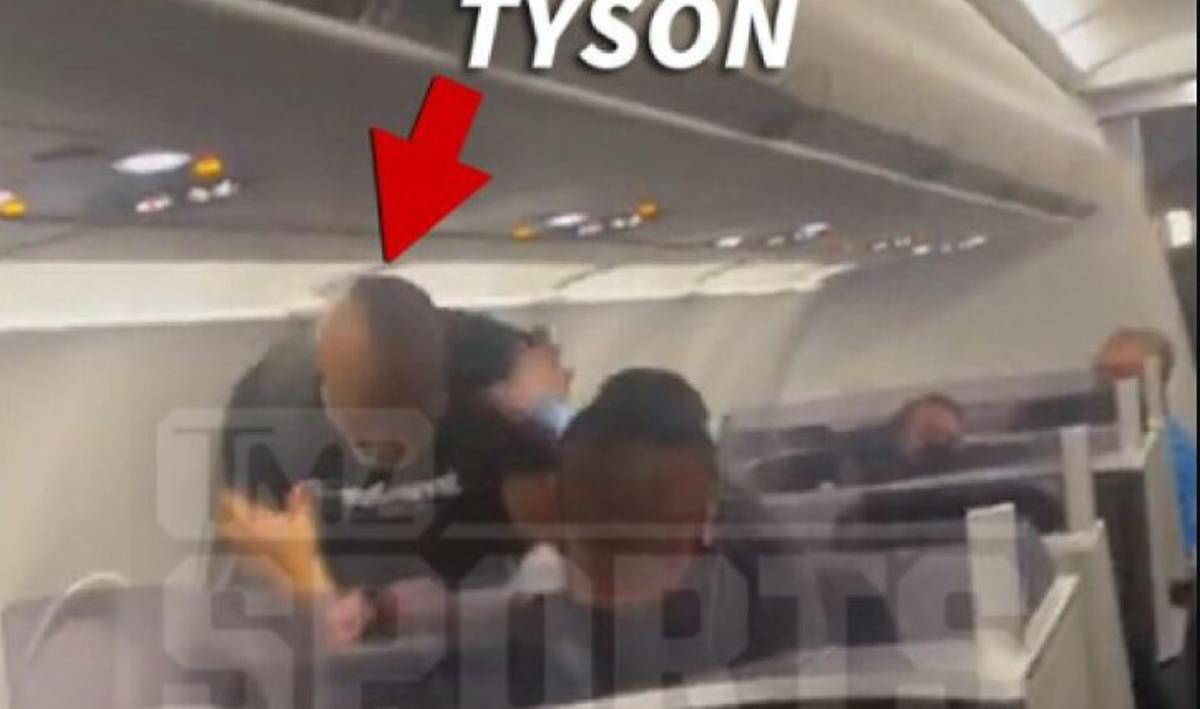 La estrella del boxeo Mike Tyson se vio envuelto en un escándalo, al golpear al pasajero de un avión que viajaba con él en un vuelo.