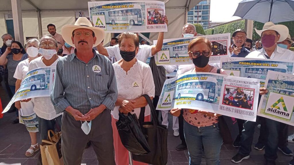 ntegrantes de la Asociación Leonesa de Adultos Mayores (ALDAMA) se manifestaron en presidencia municipal de León e iniciaron la campaña denominada ‘Problemas del SIT, la solución está en ti’.