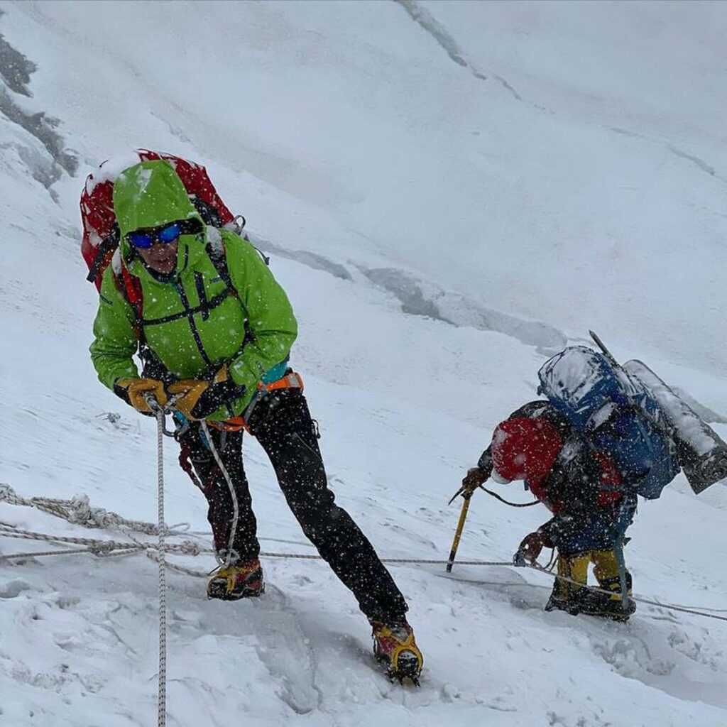 El alpinista Yuri Contreras fue hospitalizado luego de sufrir una lesión en la cabeza en la montaña de Makalu del Everest