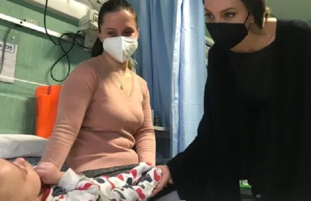 Angelina Jolie visitó el fin de semana la ciudad de Leópolis “para ayudar a los ucranianos” y visitó un centro médico, un internado, la estación de tren y un café