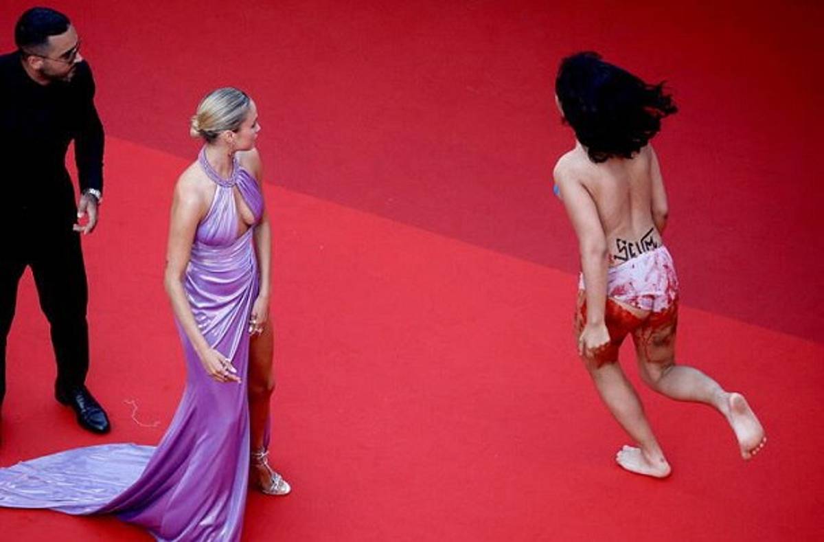 Una mujer irrumpió en la alfombra roja del Festival de Cine de Cannes y se quitó la ropa para revelar un mensaje contra la violación