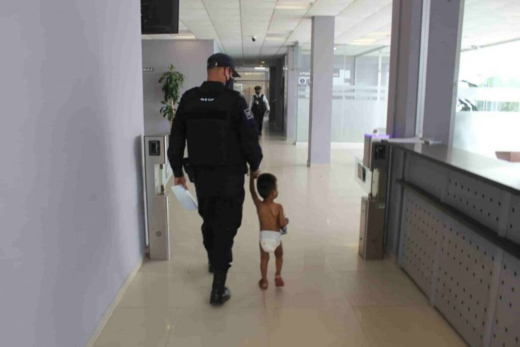 Policías de Escobedo, Nuevo León, ubicaron el martes pasado a un niño de dos años de edad que deambulaba sólo por calles