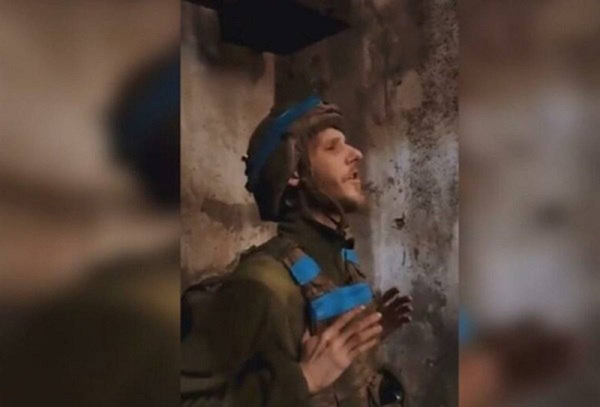 Un soldado ucraniano atrincherado en la planta de acero Azovstal, en Mariúpol, se volvió viral este lunes por sus dotes de cantante.
